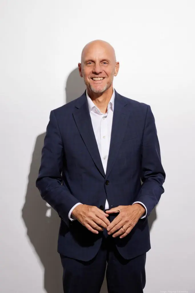 flagship8272122477large900xx5035-7552-1-0