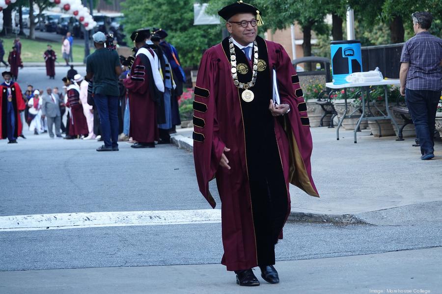 president-thomas-before-commencement-2019900xx1280-853-0-0