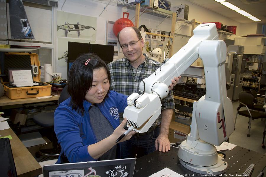 edwinrobot11web900xx1721-1147-0-0