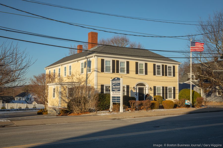 Former agents sue owner of South Shore realty office that abruptly shut down